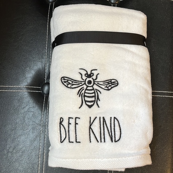 🐝 HOST PICK 🐝 Rae Dunn Bee Kind Hand Towels 🐝 - Picture 4 of 5
